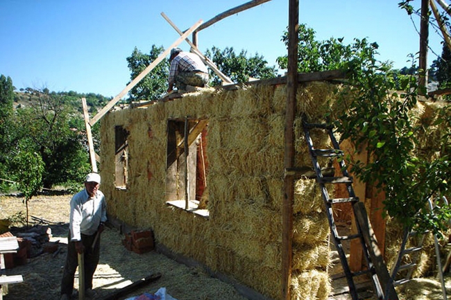 Isınmak için apartmandan çıkıp samandan ev yaptılar